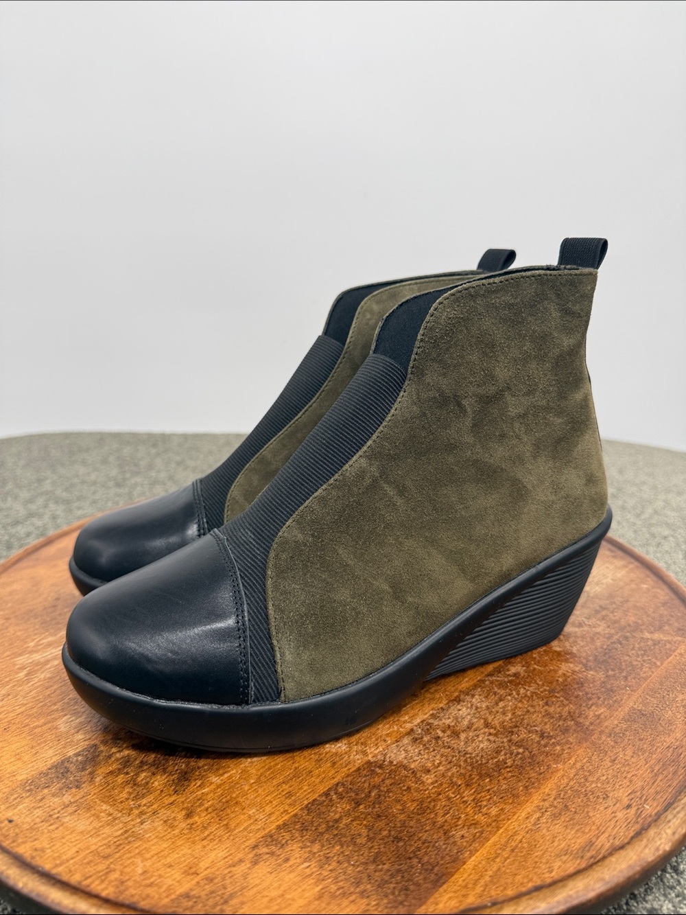 Bernie Mev Boots Wm 39 US 8 Woven Giggles Memory Foam Wedge Green Suede Comfort